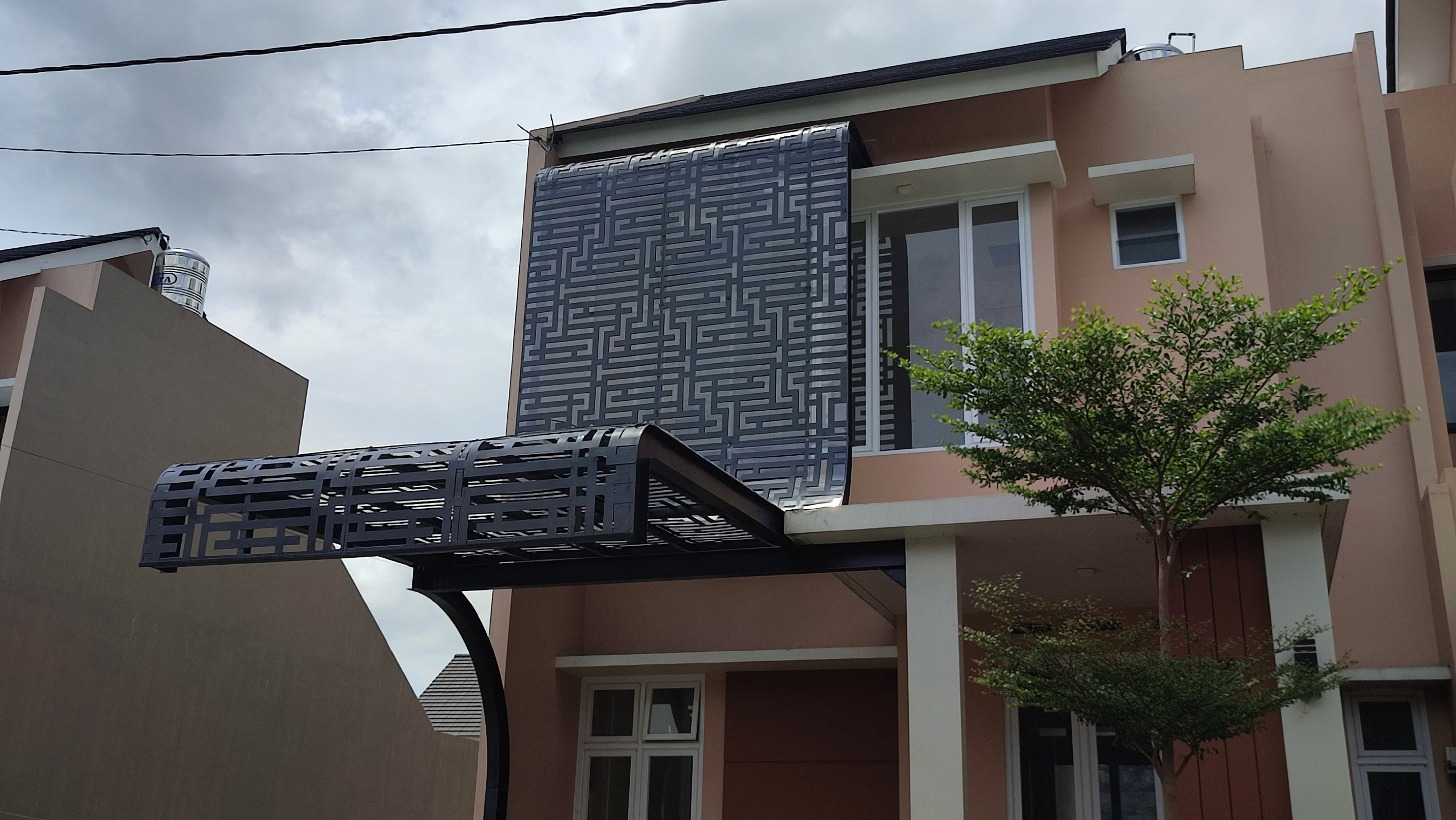 Kanopi lengkung dengan fasade untuk rumah modern Yogyakarta
